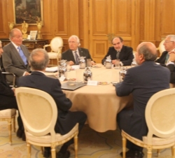 Don Juan Carlos departío con todos los miembros que integran la mesa del Instituto de España